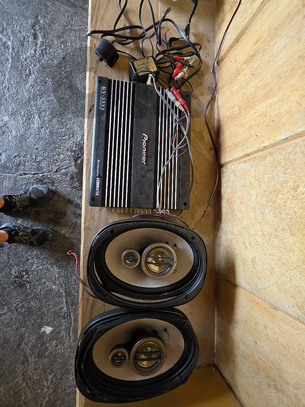 car amplifier and speakers