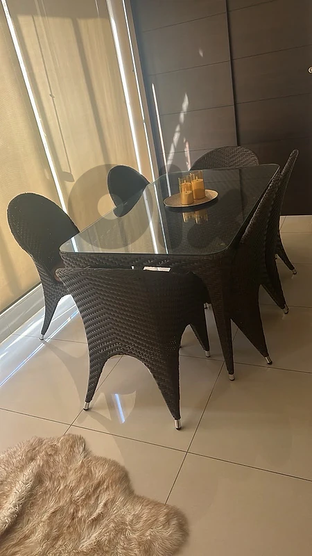 طاولة مع كاراسي