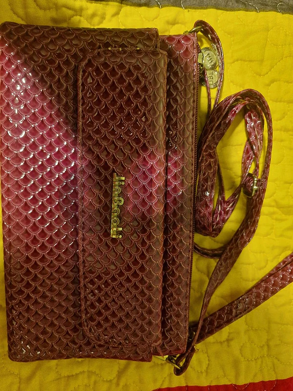 جزدان نسائي أنيق – 3 طبقات وسحّابين – يُحمل باليد وعلى الكتف ✨👜