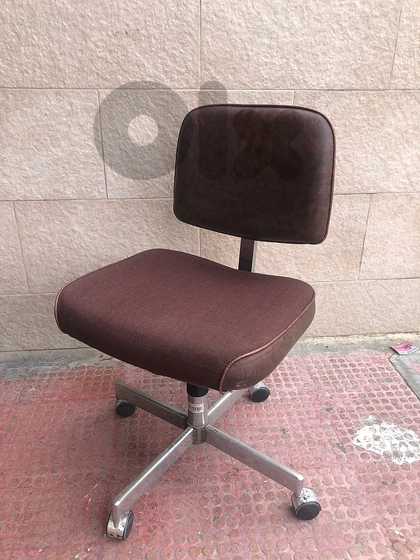 swivel chair, excellent condition. 90$