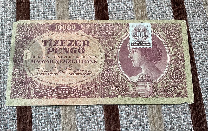 عملة ١٠ الاف بنغو مجري ١٩٤٥ مع طابع الضرائب بعد الحرب العالمية الثانية