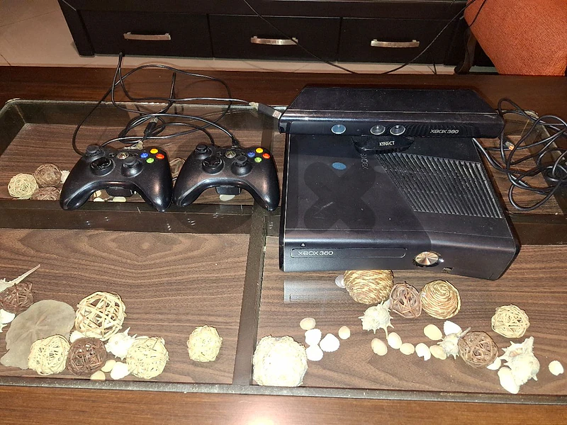 xbox 360  like new with kinect and many games