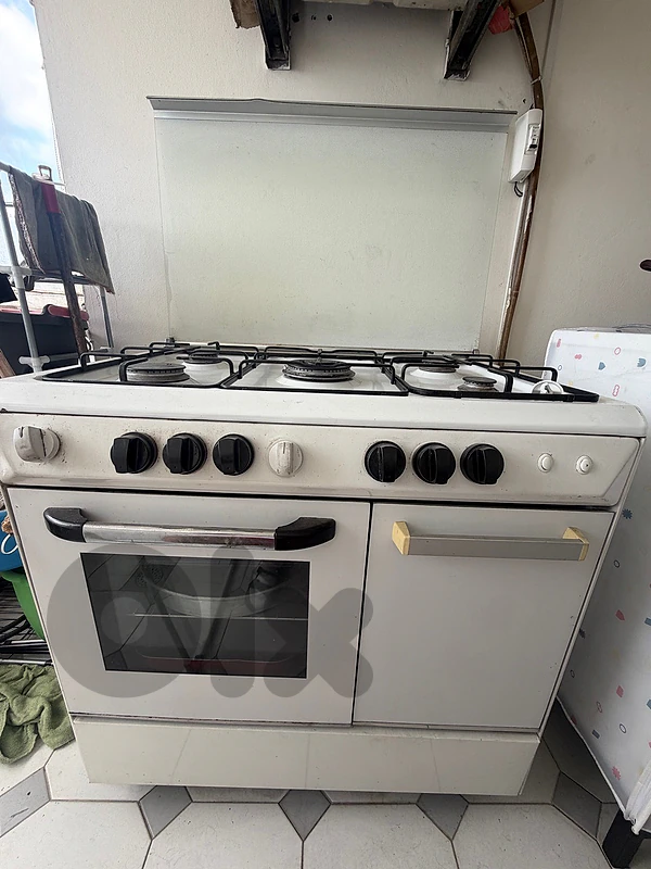 Gas cooker and oven