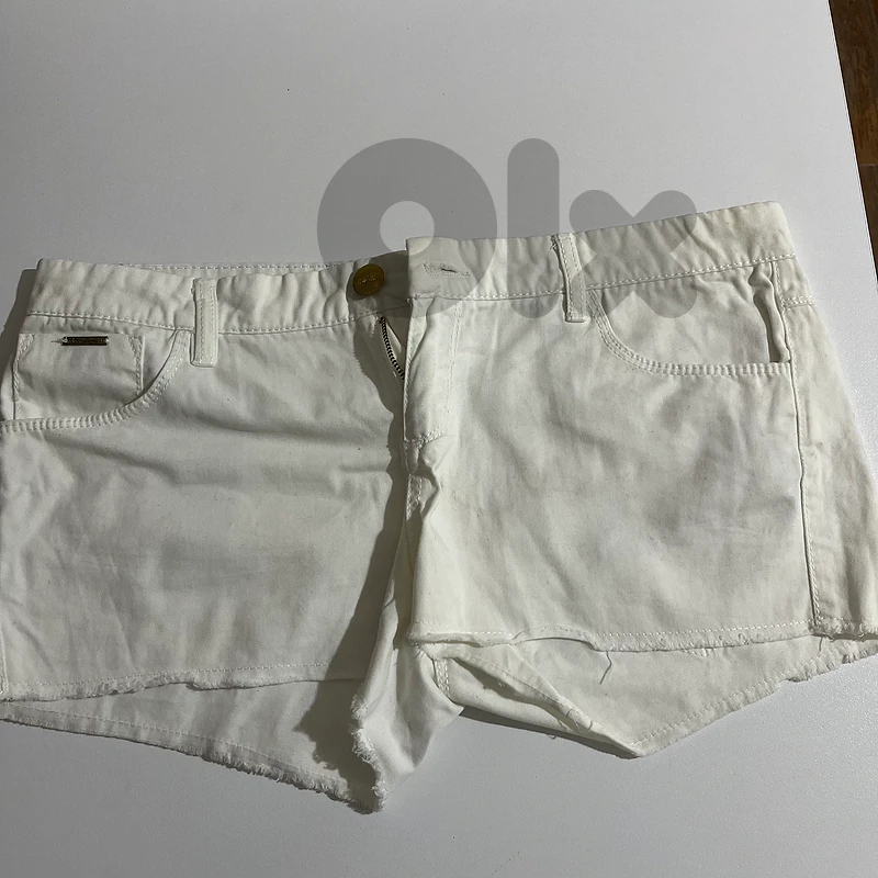 Vintage Stradivarius Low-Rise Raw Hem White Shorts with Gold Hardware
