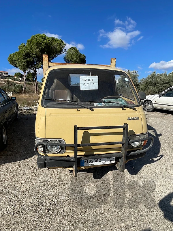Toyota Hiace 1980 انقاض