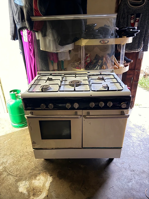 غاز oven ايطالي كلو شغال و ما في صدي بس بدو تنظيف ٦٠$ كلو شغال