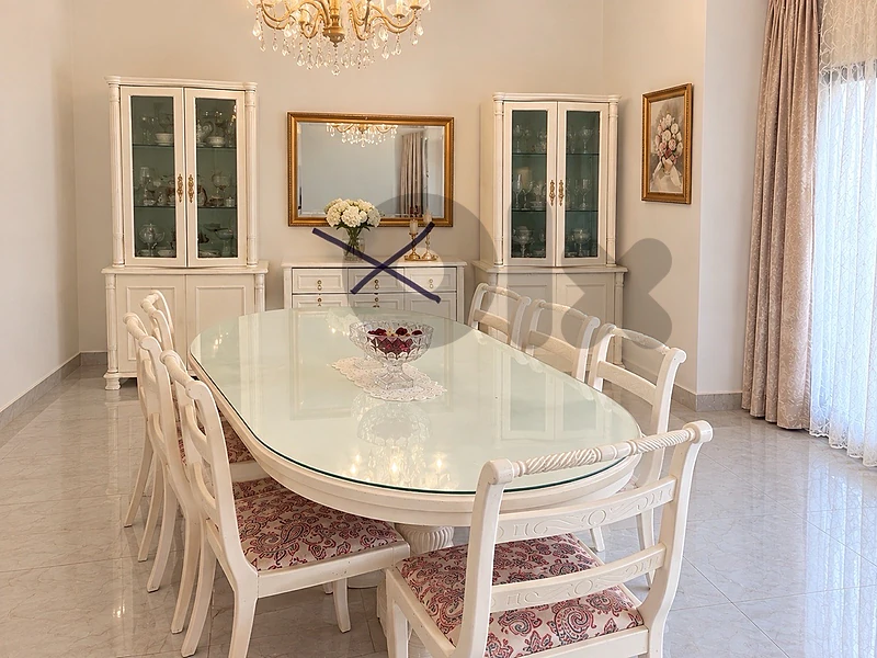 Classic Dining Table – Elegant & Timeless