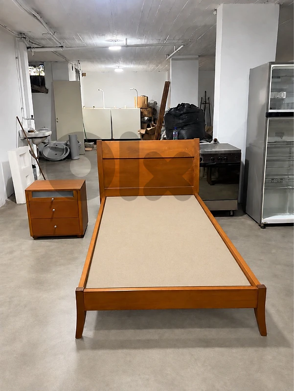 bed and comodina