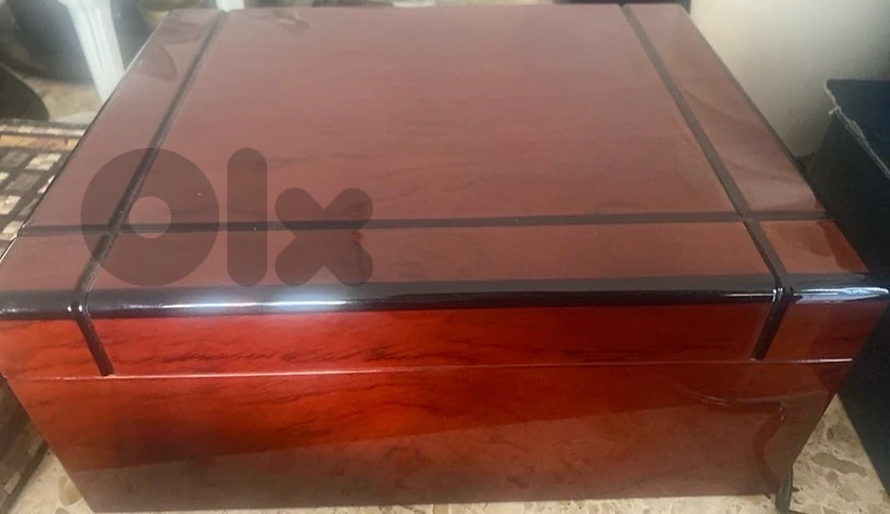 : Premium Cigar Storage Box / Humidor - Excellent Condition