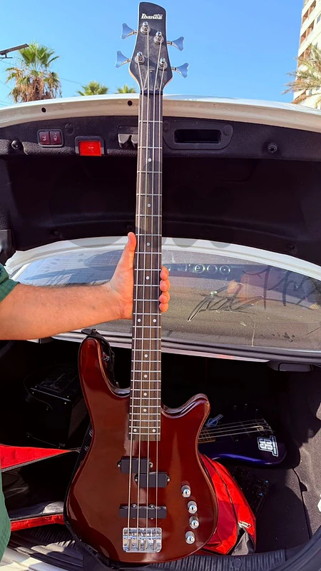 banez Gio GSR200 4-string electric bass guitar