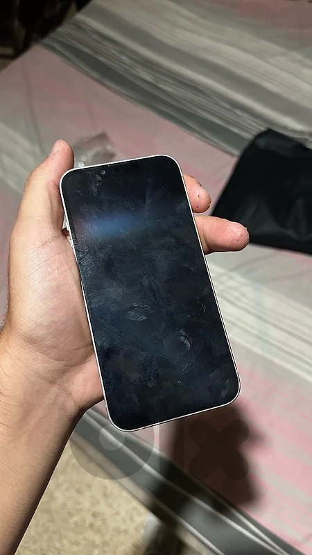 iphone 13 ما بدور رايح في البورد شاشتو شغالة بدي فيه 110$