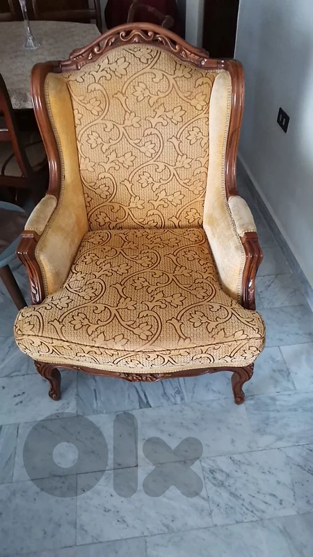 Classic Living Room Set: 2 Carved Armchairs + Round Glass-Top Table
