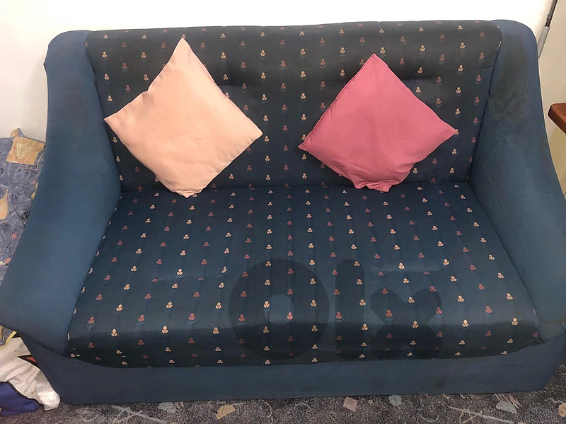 Pair of Blue Fabric Sofas with Cushions كنبتان باللون الأزرق مع مخدات