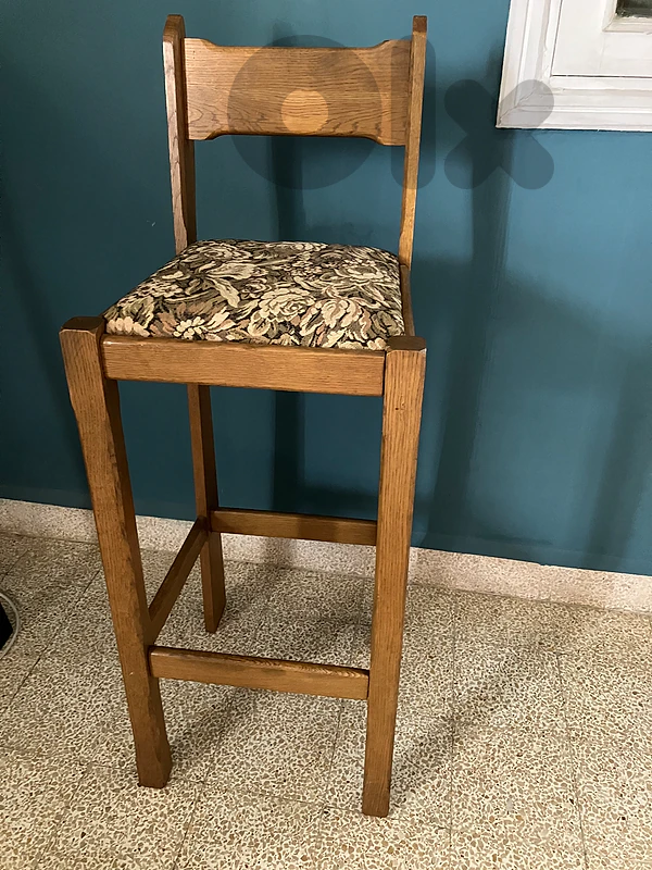 1 x Wooden bar chair / High chair / Tabouret