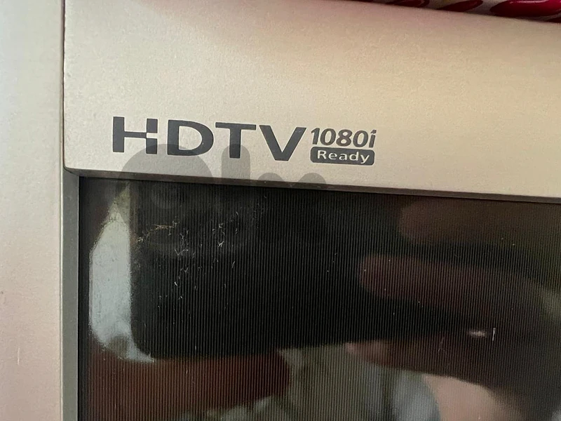 tv 62’’ with surround built in