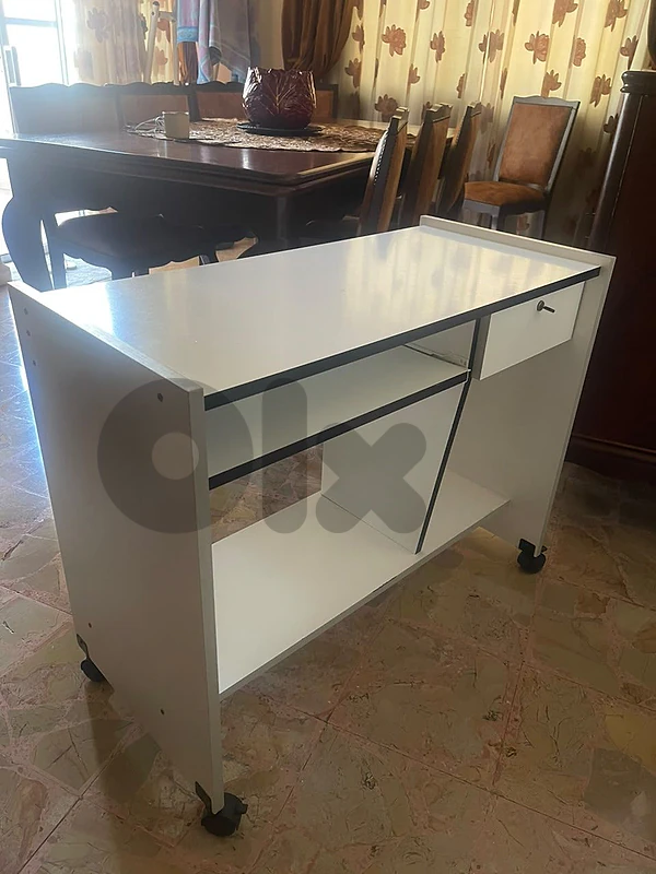 طاولة كمبيوتر بحالة شبه جديدة / Computer Desk Like New