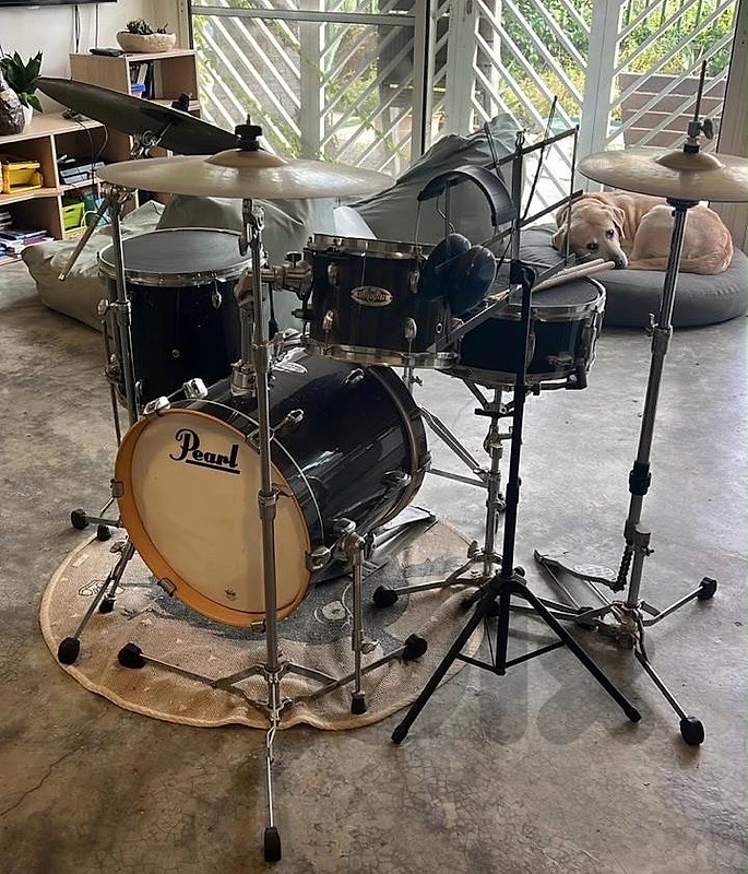 Pearl Midtown Drums with Paiste cymbals excellent condition