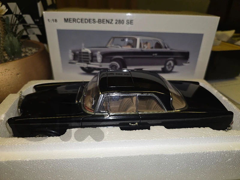 1:18 AUTOart Mercedes 280SE Automatic coupé