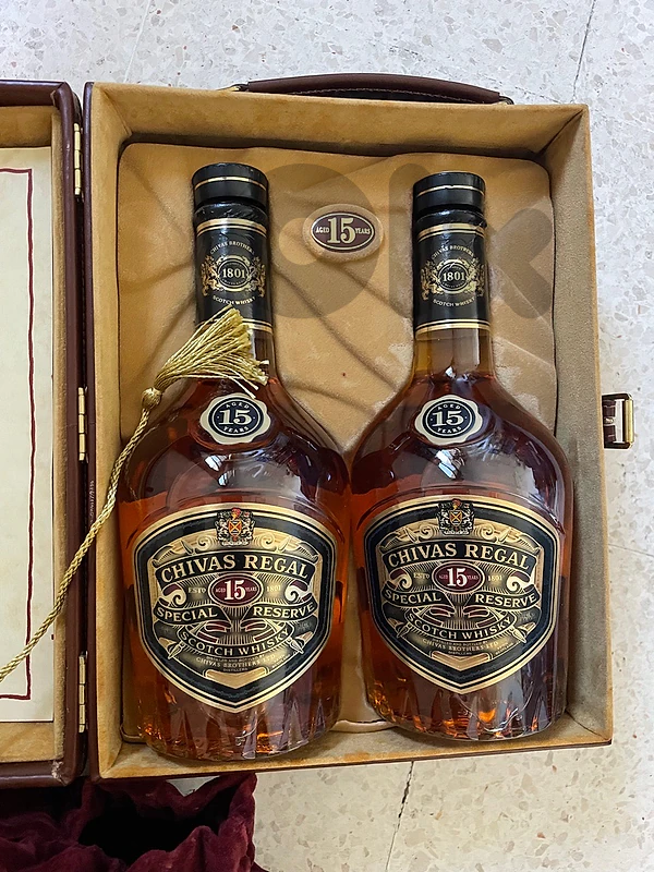 شنطة chivas regal عمرا اكتر من ٣٠ سنة اصدار محدود قنينتين قياس كبير