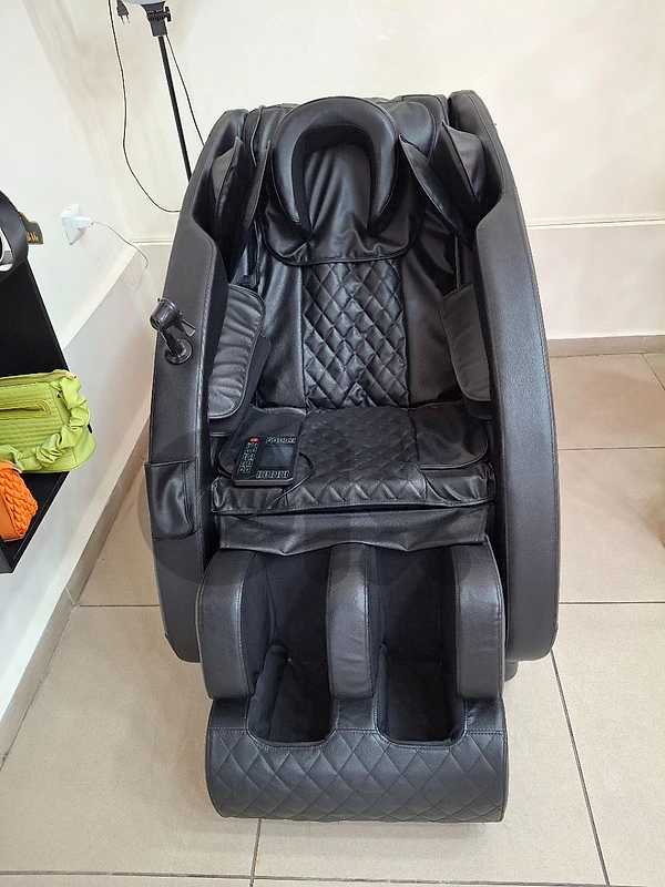 Full-body zero-gravity electric massage chair in excellent condition.