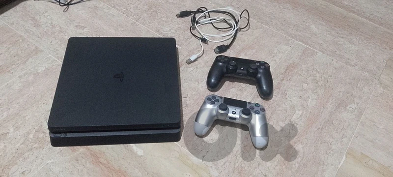 PS4 Slim 500GB – 1 Original Controller + 1 Pro Controller + Cables