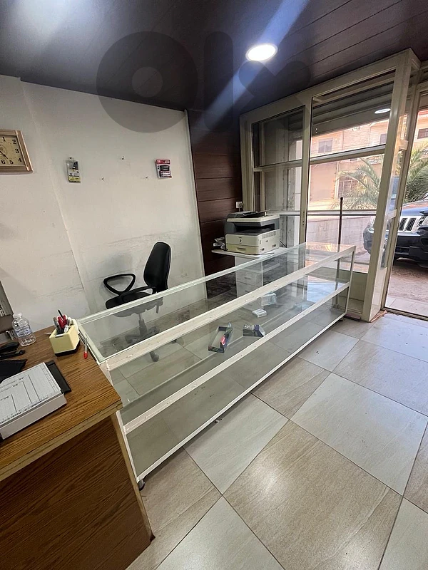 ستاندات حديد مع زجاج، مع رفوف خشب وستانداتهم