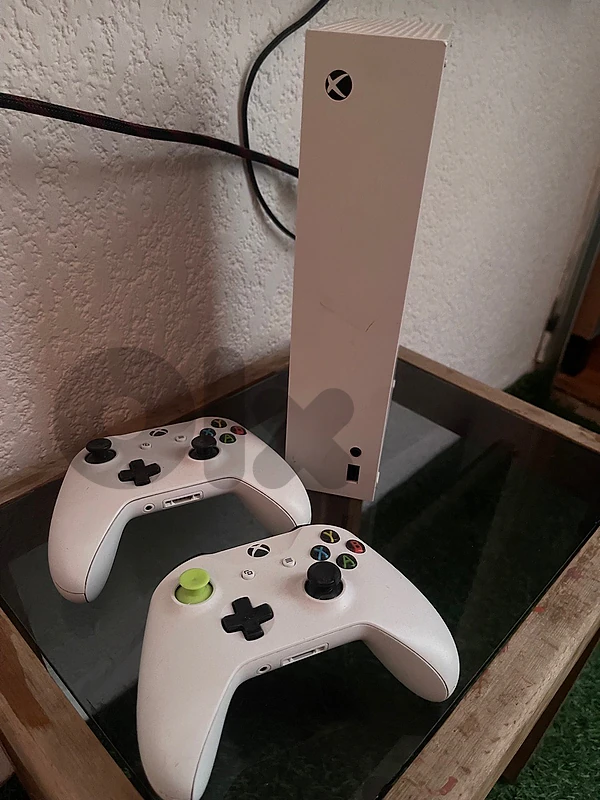 xbox series s with 2 controller cable power cable hdmi se3ra mnhe 300$