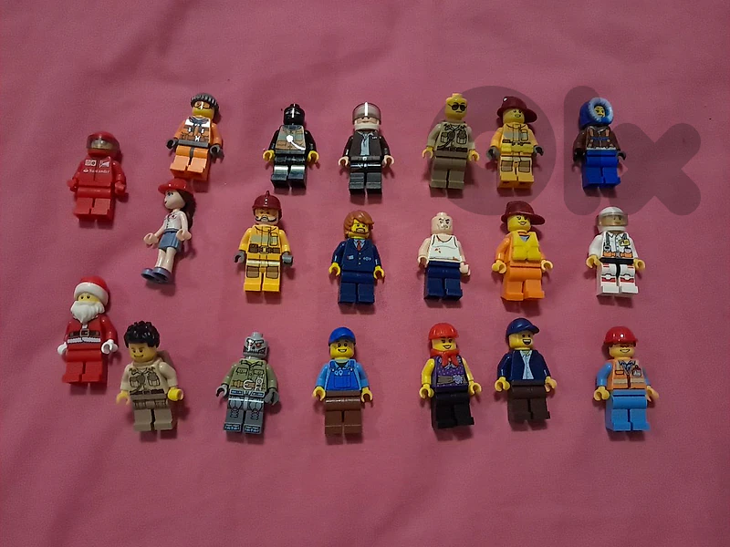 20 Original Lego Minifigures