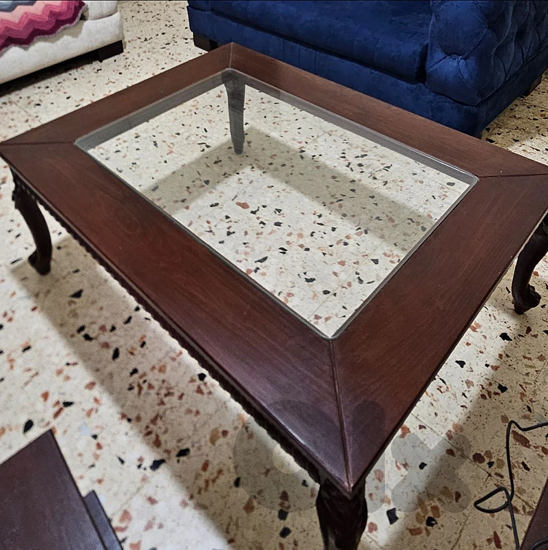 طاولة خشب