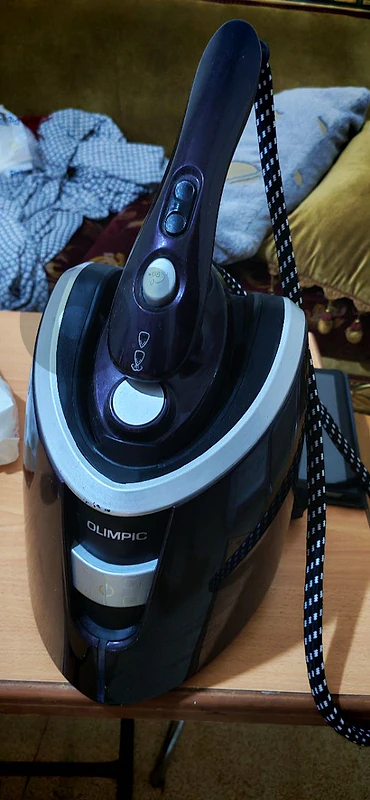 مكواة بخار اوليمبيك (Olimpic Steam Iron) بحالة ممتازة جداً - شبه جديدة