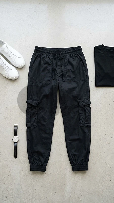 بنطال رياضي/كارغو (Cargo Pants) باللون الأسود.