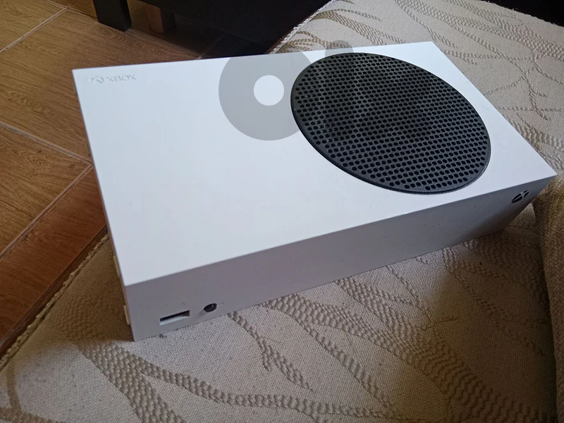 Xbox [One/Series S/Series X] + Controller – Good Condition