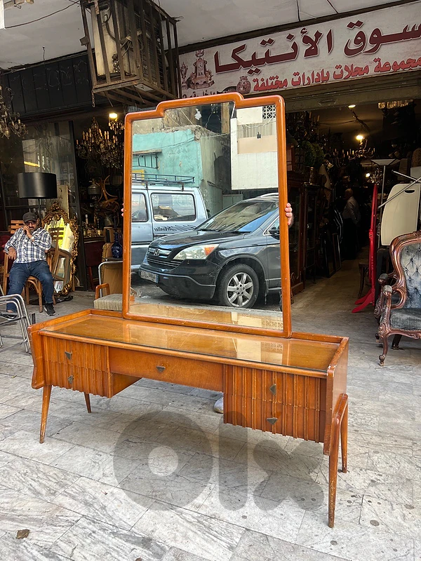 Vintage dressing table with tall mirror made in the 1950's كوافار
