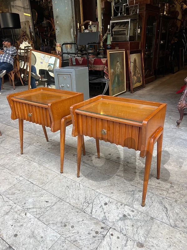 PAIR OF MID-CENTURY MODERN BEDSIDE TABLES IN SOLID MAPLE & GLASS SHELF
