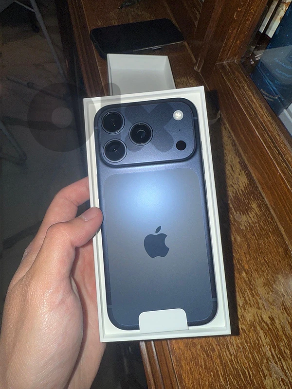 Iphone 17 pro 256gb ,blue color ,no scratches, like new, battery 100%