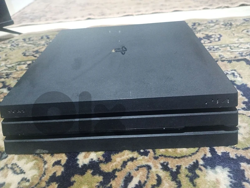ps4 pro 800GB بي دون كونترول مستعمل  مع 3 CD WRS 10 HORIZON.BATMAN