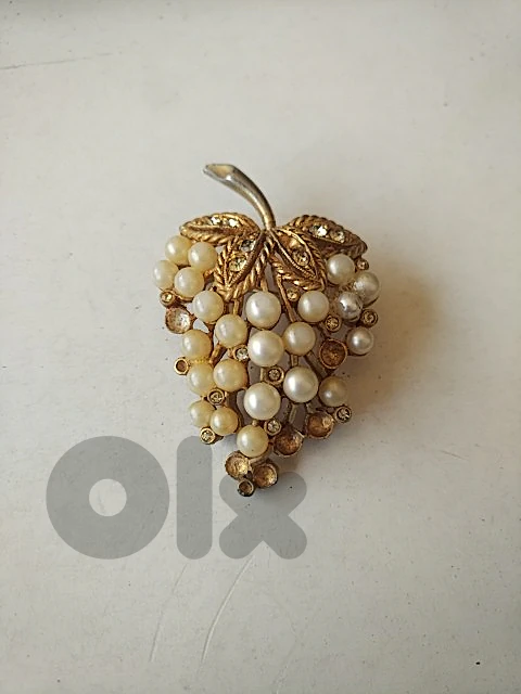 Old pearls brooch - Not Negotiable