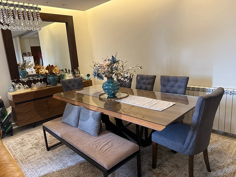 dinning table with dressoir only like new