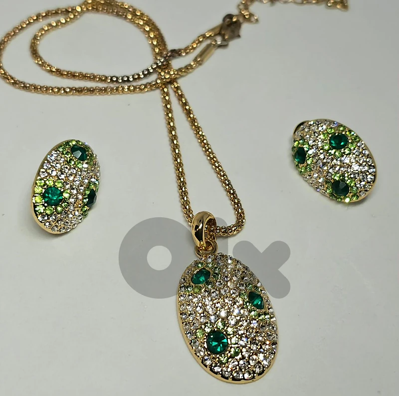 15$ Vintage Gold & Green Crystal Necklace and Earrings Set