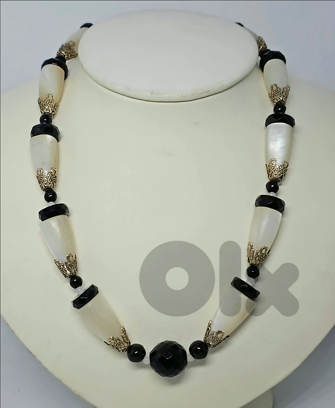 20$ ​vintage Style Black & Cream Beaded Necklace, Shell &  Glass Beads