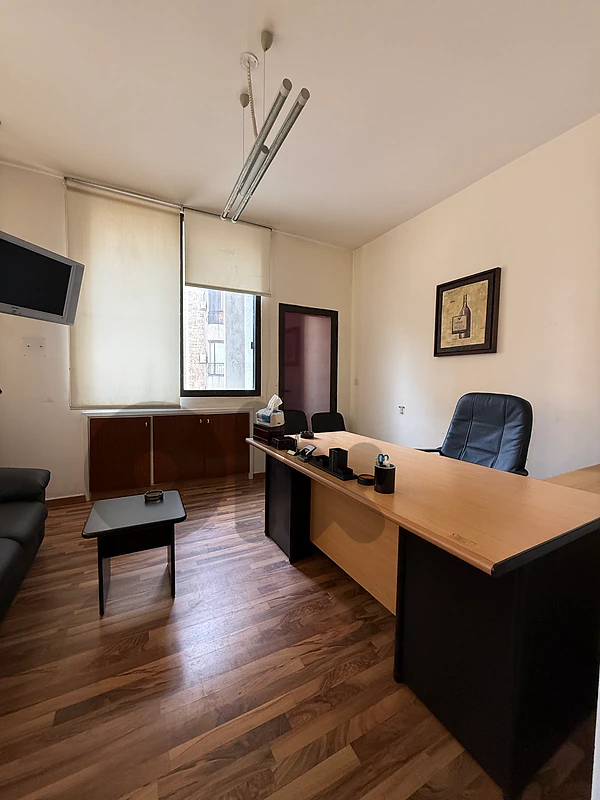 Office for rent in Jdeideh  مكتب للإيجار في الجديدة