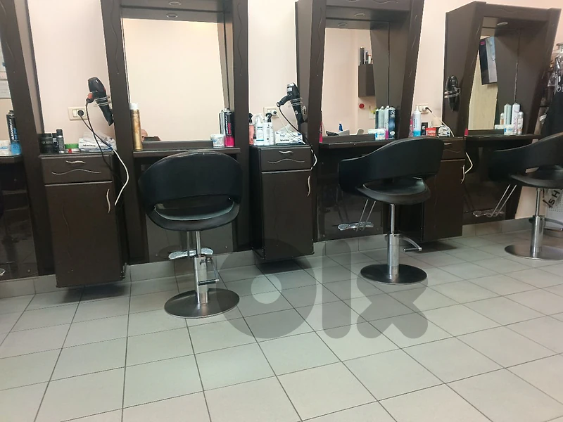 hairdresser chair and shampoo