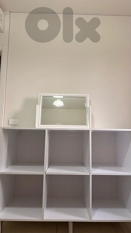 room dresser/vanity with mirror