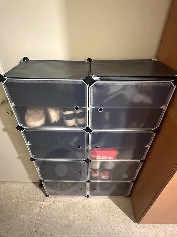 2 Shoe closets