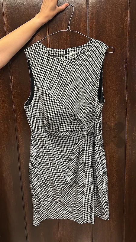 pied-de poule dress