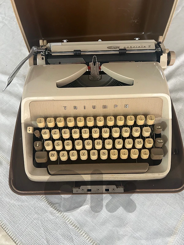 vintage typewriter gabriella 2