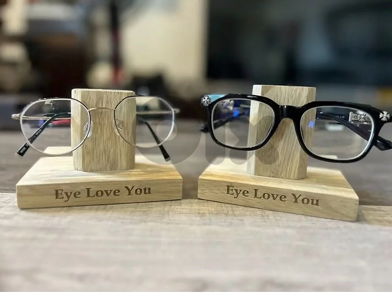 Eyeglass holder