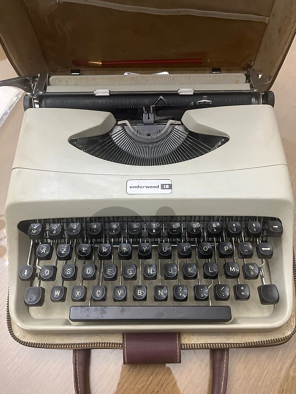 Machine à écrire mécanique dactylo vintage Underwood 18