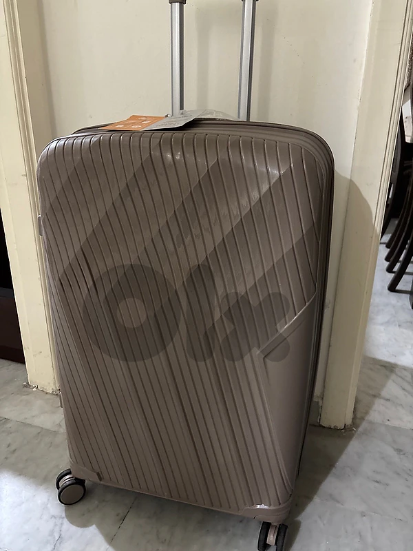 Brand New 28-Inch Large Travel Suitcase – New in Box