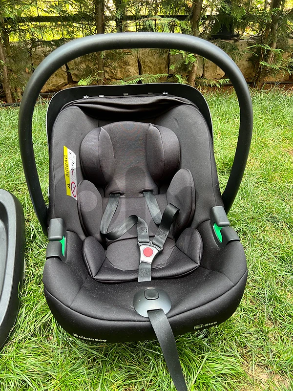 kikkaboo car seat and isofix base+ FREE car mirror+ FREE baby carrier